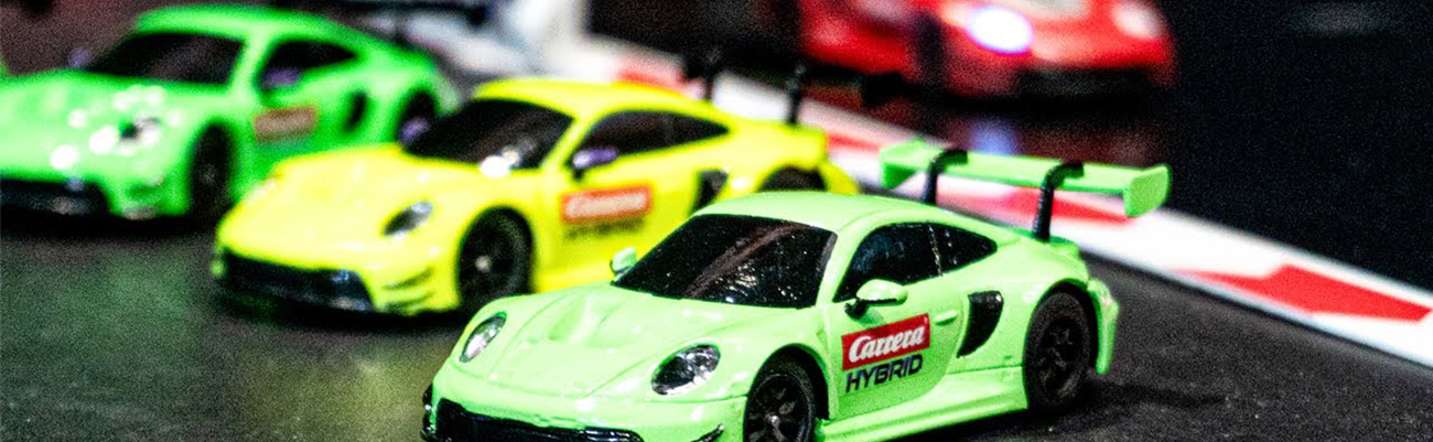 Carrera HYBRID � Smarte Autorennbahn mit digitalem Racing-Erlebnis entdecken