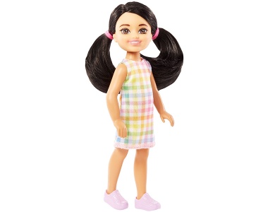 Puppe im karierten Kleid und schwarzen Haaren