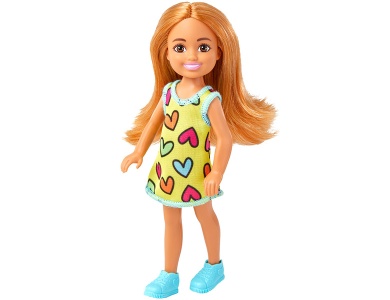 Puppe im Kleid mit Herzmuster und blonden Haaren