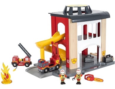 Grosse Feuerwehr-Station mit Einsatzfahrzeug