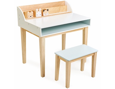 Schreibtisch mit Stuhl